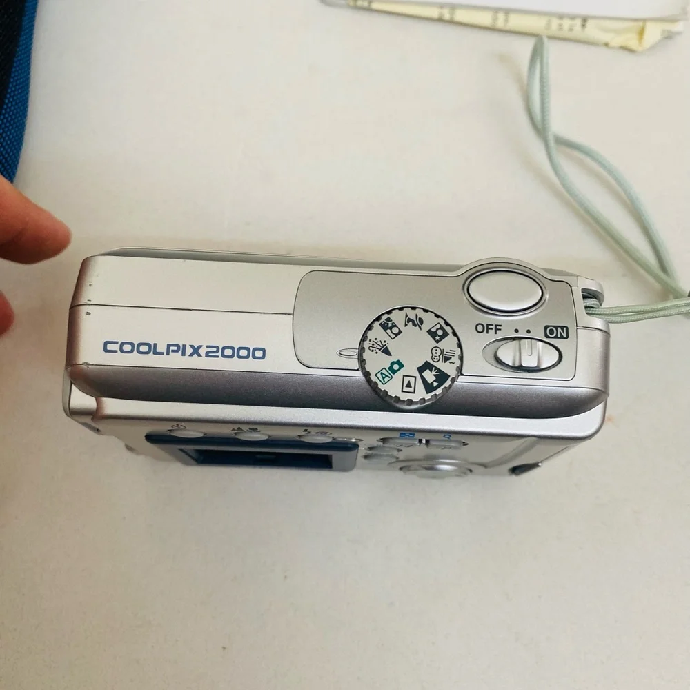 Nikon Coolpix 2000 Silver 2.0MP - 1.5